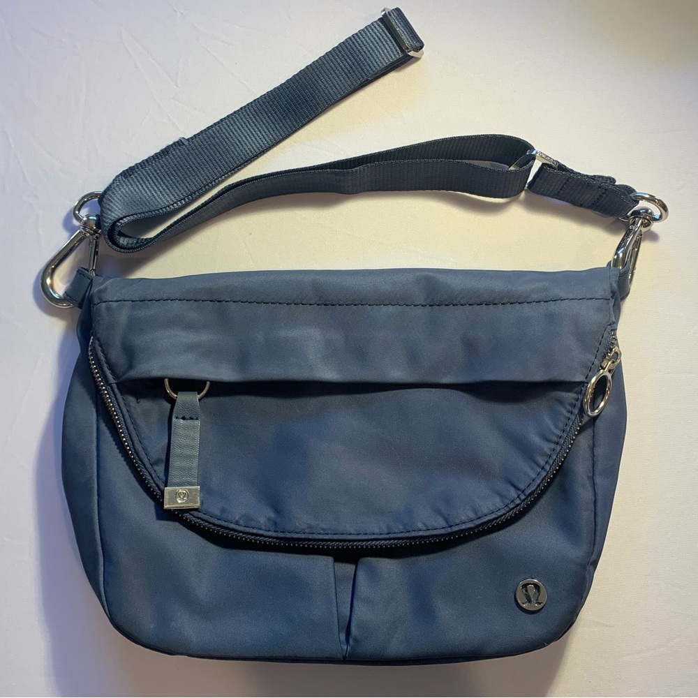 Lululemon All Night Festival Bag 5L
Navy blue with silver hardware